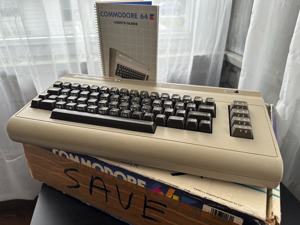 Commodore 64 (complete in box)